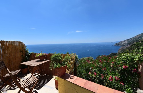 Conca dei Marini Casa | Authentic cottage with exposed beams and Vietri majolica