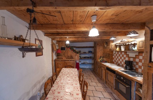 Praranger Chalet De Esquí | Auténtica casa, que combina la calidez de la madera y la piedra de la montaña.