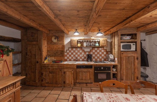 Praranger Chalet De Esquí | Auténtica casa, que combina la calidez de la madera y la piedra de la montaña.