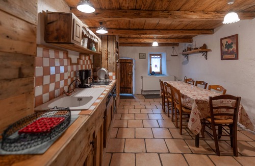 Praranger Chalet De Esquí | Auténtica casa, que combina la calidez de la madera y la piedra de la montaña.