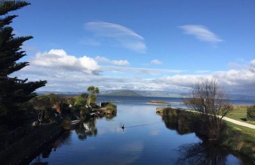 Ngongotaha Casa | Authentic Kiwi Lodge by the Lake