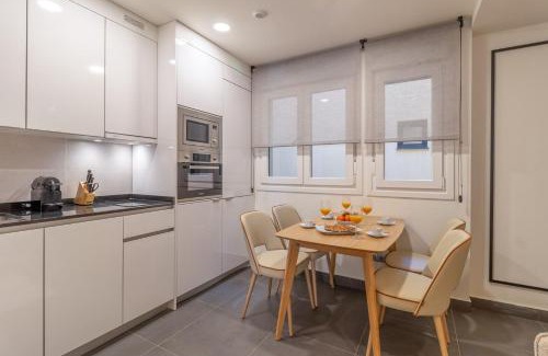 Barrio de La Latina Apartamento | Authentic La Latina Getaway Just Steps from Madrid Iconic Rastro Latina Toledo X