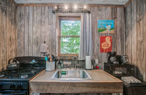 Talking Rock Otro | Authentic Log Cabin at Kaluna Farm Retreat