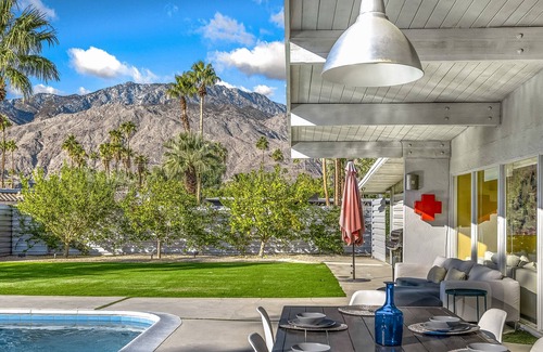 Sunmor Casa | Authentic mid-century model home with pool, outdoor living & 180º mountain views