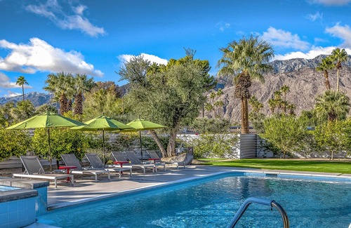 Sunmor Casa | Authentic mid-century model home with pool, outdoor living & 180º mountain views