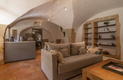 Vers-Pont-du-Gard Otro | Authentic Provencal Holiday House with 6 bedrooms and private pool