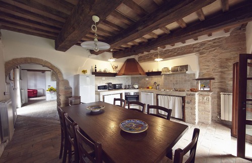 Montelovesco Villa | Cortijo medieval de piedra, piscina, vista, barbacoa, wifi, habitaciones con baño y aire acondicionado.