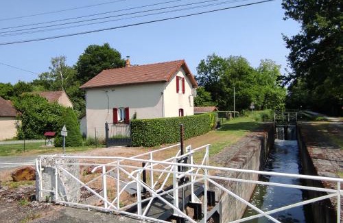 Thenioux Casa | Authentique maison éclusière