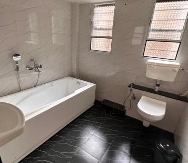 Koregaon Park Apartamento | Autumn: 1Bhk with Bathtub at Koregaon Park