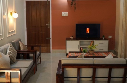 Sualkuchi Apartamento | Autumn Bliss: Cozy 2-Bedroom Apartment in Guwahati with WiFi & AC Comforts