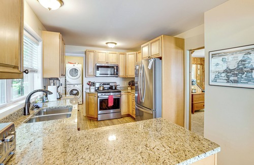 Maple City Cabaña | Autumn Escape on Glen Lake: Waterfront Cottage!