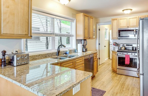 Maple City Cabaña | Autumn Escape on Glen Lake: Waterfront Cottage!