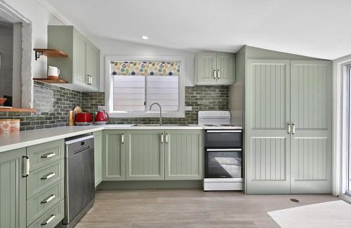 Orange Casa | Autumn Leaf Cottage - Close to CBD, Heritage Charm