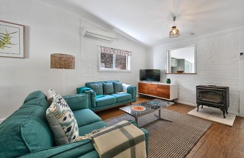 Orange Casa | Autumn Leaf Cottage - Close to CBD, Heritage Charm