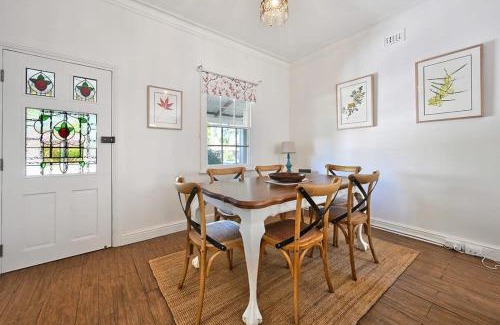 Orange Casa | Autumn Leaf Cottage - Close to CBD, Heritage Charm
