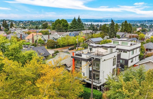 North Beacon Hill Apartamento | Autumn Leaves in Jefferson Park