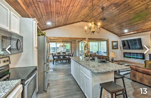 Otto Cabina | Autumn Lodge with Tree House Hot Tub and Hame Room