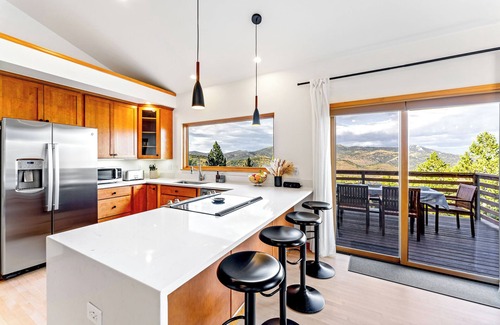 Evergreen Casa | Autumn Retreat - Stargazing Hot Tub - Epic Views - Starlink - 2 Workspaces