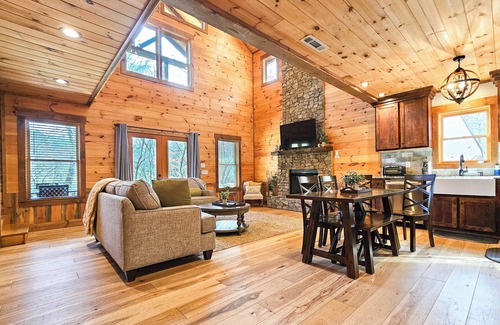 Mineral Bluff Cabina | ★★★★★ Creekside Cabin Getaway! Games - Firepit - BBQ - Foosball