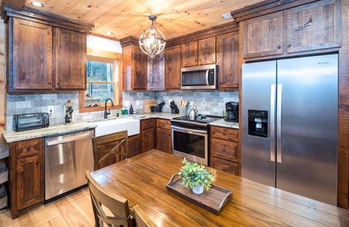 Mineral Bluff Cabina | ★★★★★ Creekside Cabin Getaway! Games - Firepit - BBQ - Foosball