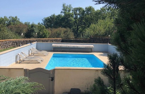 Saint-Alyre-es-Montagne Casa | Casa rural de 60 m2 restaurada con mucho carácter y con una terraza muy agradable.