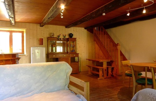 La Tour-dʼAuvergne Casa | Auvernia con familia, amigos, casa y estudio, jardín, WIFI