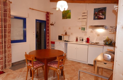 La Tour-dʼAuvergne Casa | Auvernia con familia, amigos, casa y estudio, jardín, WIFI