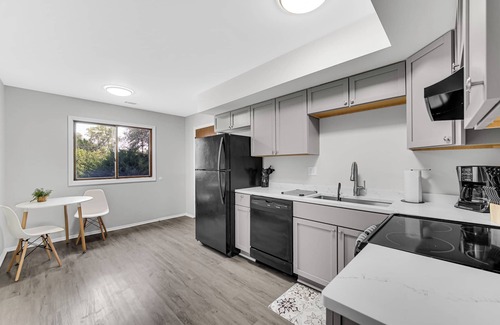 Munster Apartamento | AVAIL 11/17- NEW 2BED CONDO by Hospital & Chicago