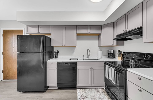 Munster Apartamento | AVAIL 11/17- NEW 2BED CONDO by Hospital & Chicago