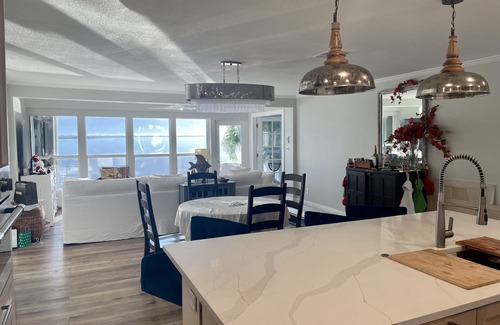 Breezeswept Beach Estates Casa | Avail -Jan Feb 2026 -Keys cottage, oceanfront, dock, private, fenced backyard