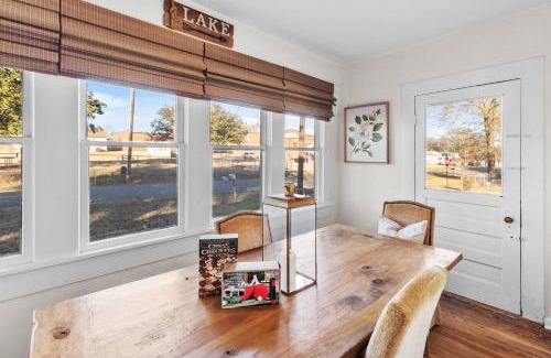 Mooringsport Casa | Avail This Weekend, Romantic, With Porch Swing
