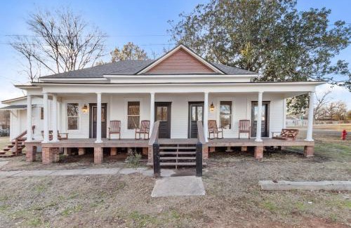 Mooringsport Casa | Avail This Weekend, Romantic, With Porch Swing