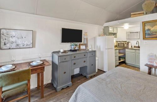 Oil City Casa | Avail This Weekend, Romantic, Kayaks!