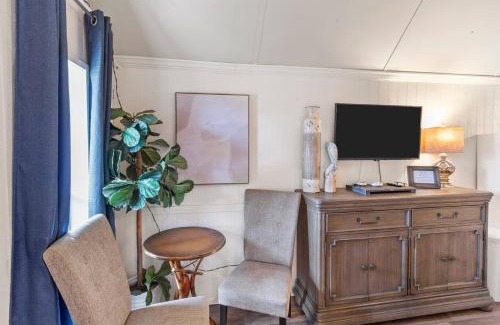 Oil City Casa | Avail This Weekend, Romantic, Kayaks!