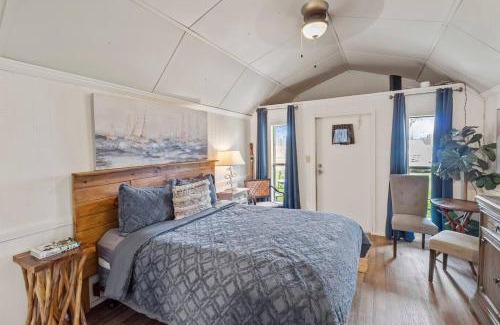 Oil City Casa | Avail This Weekend, Romantic, Kayaks!