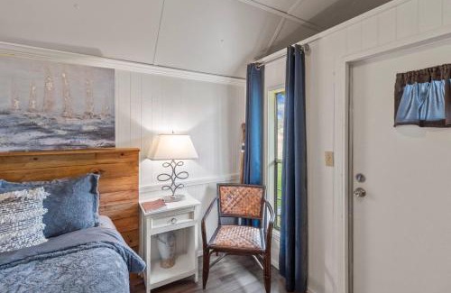 Oil City Casa | Avail This Weekend, Romantic, Kayaks!