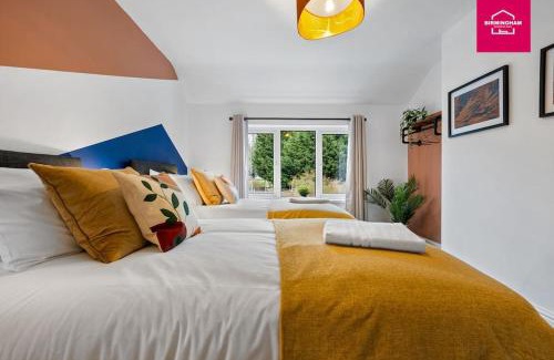 Seisdon Casa | Available for Horse of the Year and Caravan Show - 4 bedrooms with 7 beds , 2 bathrooms and driveway