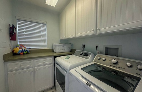 Palm Island Villa | AVAILABLE FOR YOUR WINTER VACATION! Close to Pool and Gulf C2422B