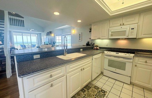 Palm Island Villa | AVAILABLE FOR YOUR WINTER VACATION! Close to Pool and Gulf C2422B