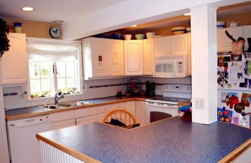 Madison Casa | AVAILABLE JULY 2025 Charming 2 bedroom bungalow 1 block to the beach Madison CT