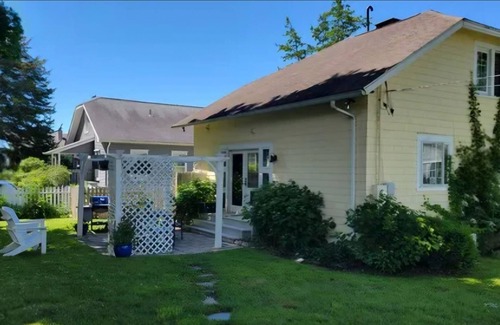 Madison Casa | AVAILABLE JULY 2025 Charming 2 bedroom bungalow 1 block to the beach Madison CT