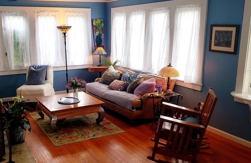 Madison Casa | AVAILABLE JULY 2025 Charming 2 bedroom bungalow 1 block to the beach Madison CT