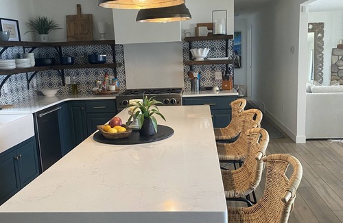 Hayward Cabina | AVAILABLE – Lakefront Retreat: Dock, Designer Kitchen, & Sunrises to Remember.
