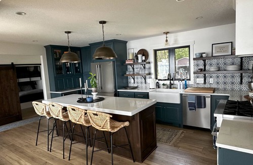 Hayward Cabina | AVAILABLE – Lakefront Retreat: Dock, Designer Kitchen, & Sunrises to Remember.