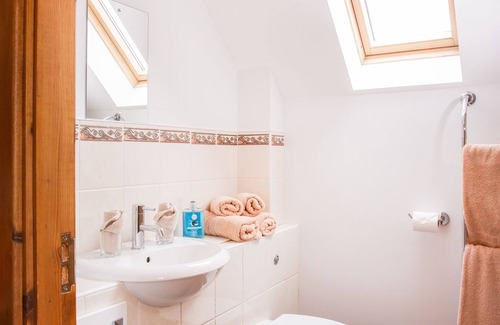 Alness Casa | Available Now | Spacious En-Suite, Wi-Fi + Parking