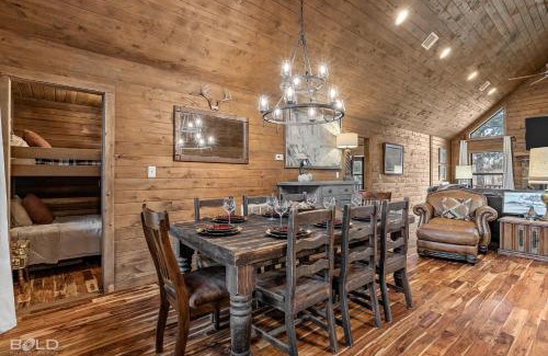 Shreveport Casa | Available Tonight, Log Cabin With Hot Tub