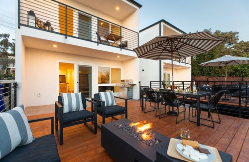 Middletown Apartamento | Mins to Gaslamp, Seaworld & Airport | Cubierta al aire libre con barbacoa y hermosa cubierta por AvantStay
