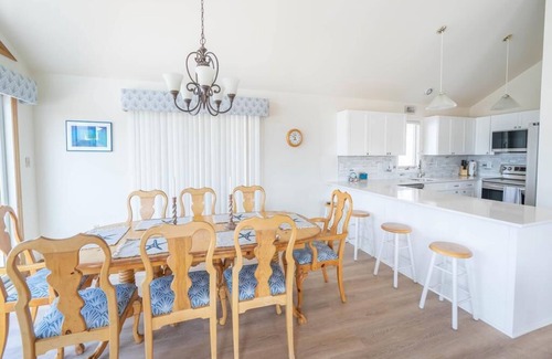 Avalon Casa | Avalon Beach Block 4 bedrooms & Den, Pet Friendly, Sleeps 12