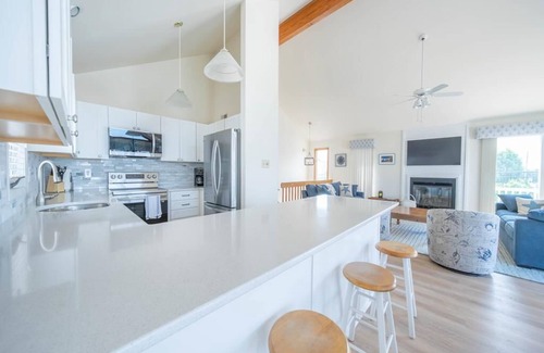 Avalon Casa | Avalon Beach Block 4 bedrooms & Den, Pet Friendly, Sleeps 12