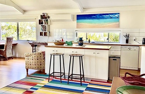 Avalon Beach Casa | Avalon Beach Vibrant Treehouse mins to village+beach. Pet friendly with yard.